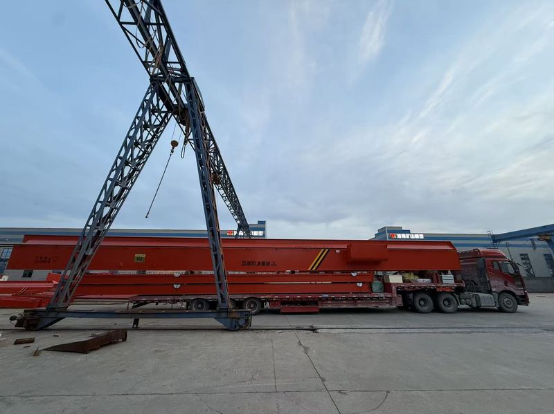 全包箱門式起重機(jī) MHE30+16t-24m 制作完成 裝車發(fā)出
